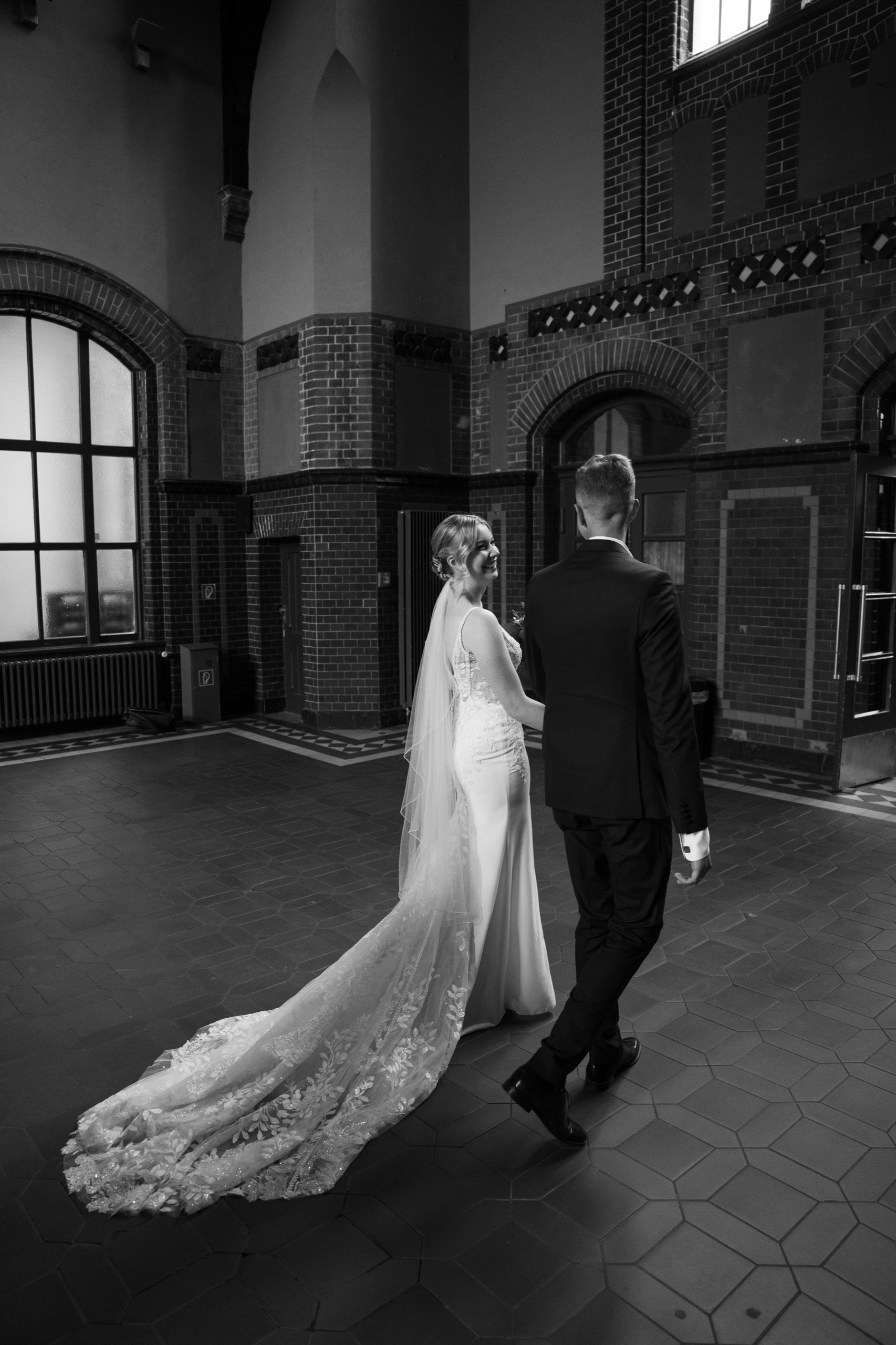 Hochzeitsfotograf Celine & Martin – Brautpaar lacht gemeinsam